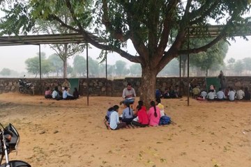 यह कैसा विद्यालय:  पेड़ों के नीचे पढ़ाई, बरसात में टपकते टिनशैड में पड़ता है भीगना