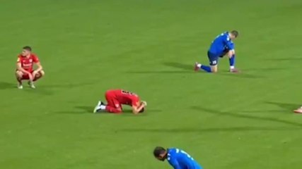 L'allenatore muore durante la partita: la disperazione dei calciatori