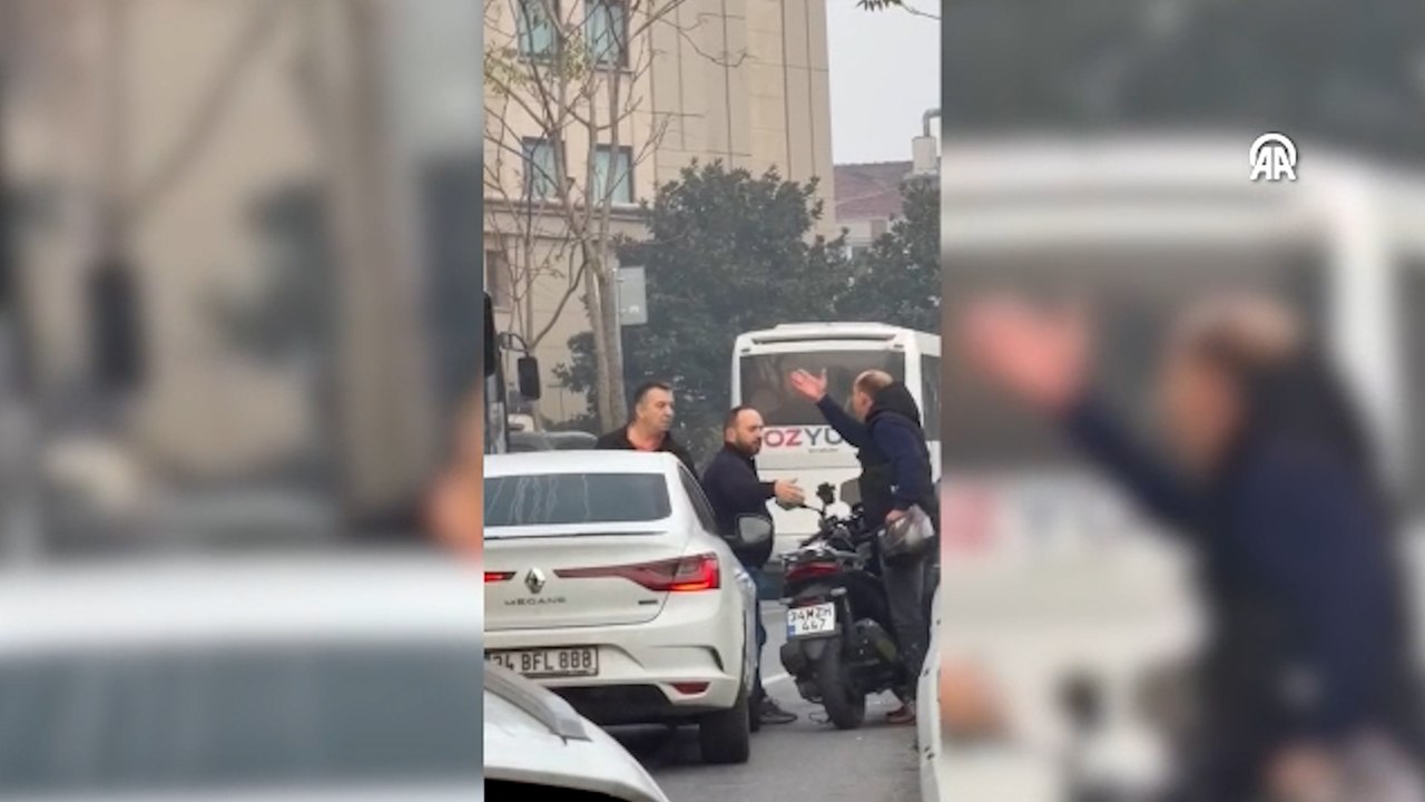 Kağıthane'de iki sürücünün yol verme kavgası kamerada