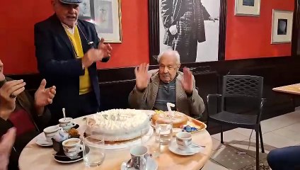 Bastianino Maccioni compie 107 anni: la festa nello storico Caff? Cambosu di Nuoro: ?Continuo a leggere tre giornali al giorno?