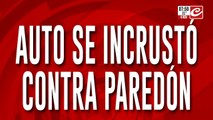 Tremendo: perdió el control del auto y terminó chocando contra un paredón