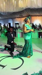 Pedida de mano termina en desastre: mujer abofetea a su novio frente a todos (Video)