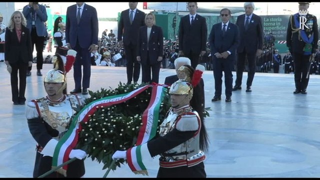 Mattarella depone corona di alloro sulla tomba del Milite Ignoto