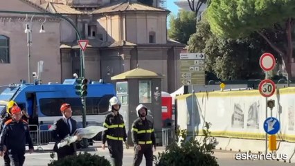 Gualtieri depone mazzo di fiori in memoria dell'operaio morto ai Fori
