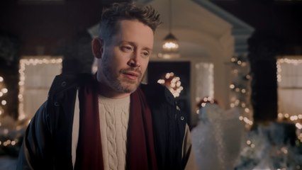 Kevin est de retour ! Macaulay Culkin rejoue son rôle culte de “Maman, j’ai raté l’avion” dans une pub pleine de nostalgie