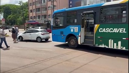 Acidente entre ônibus e carro causa susto na Avenida Brasil
