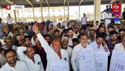 જસદણ યાર્ડમાં ખેડૂતોને પૂરતા ભાવ ન મળતા જણસીની હરાજી બંધ કરાવી, સૂત્રોચ્ચાર સાથે વિરોધ નોંધાવ્યો