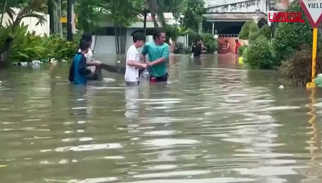 Filippine, tifone Kalmaegi colpisce la costa: venti forti e inondazioni