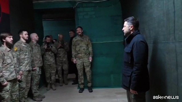Ucraina, Zelensky visita le truppe nella città assediata di Pokrovsk