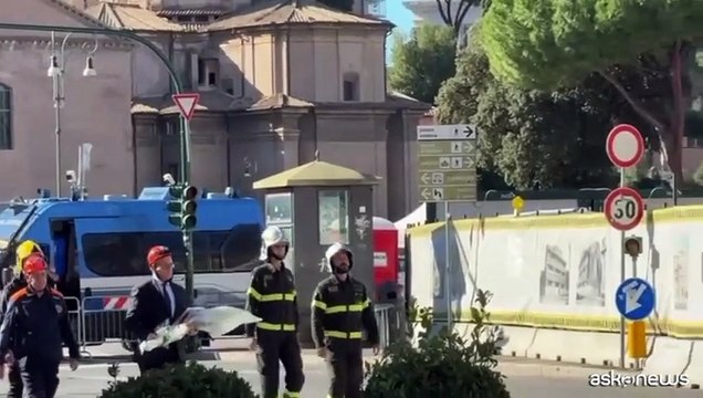 Gualtieri depone mazzo di fiori in memoria dell'operaio morto ai Fori