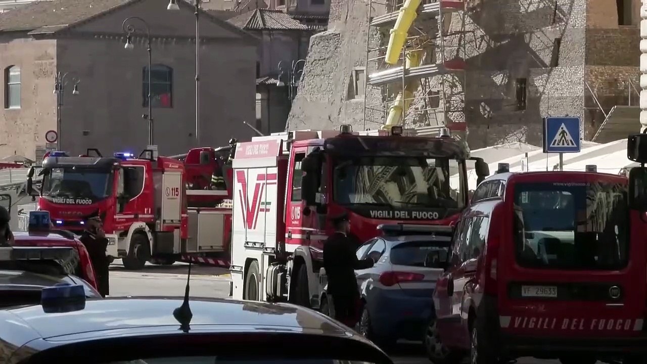 Se derrumba una torre en el centro de Roma durante su restauración y una persona continúa dentro