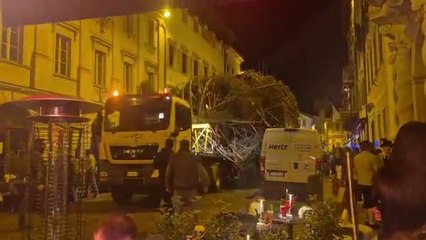 Trento, il video dell’arrivo (in ritardo) dell’albero di Natale da 16 metri: «È così grande che non passa per le vie del centro»