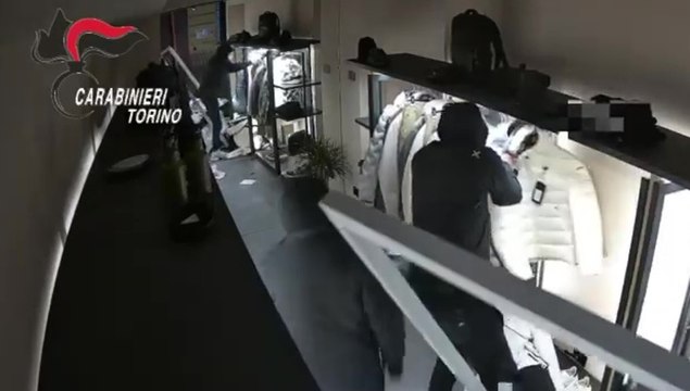 Torino, furto di 72 giubbini in negozio: 4 arresti (04.11.25)