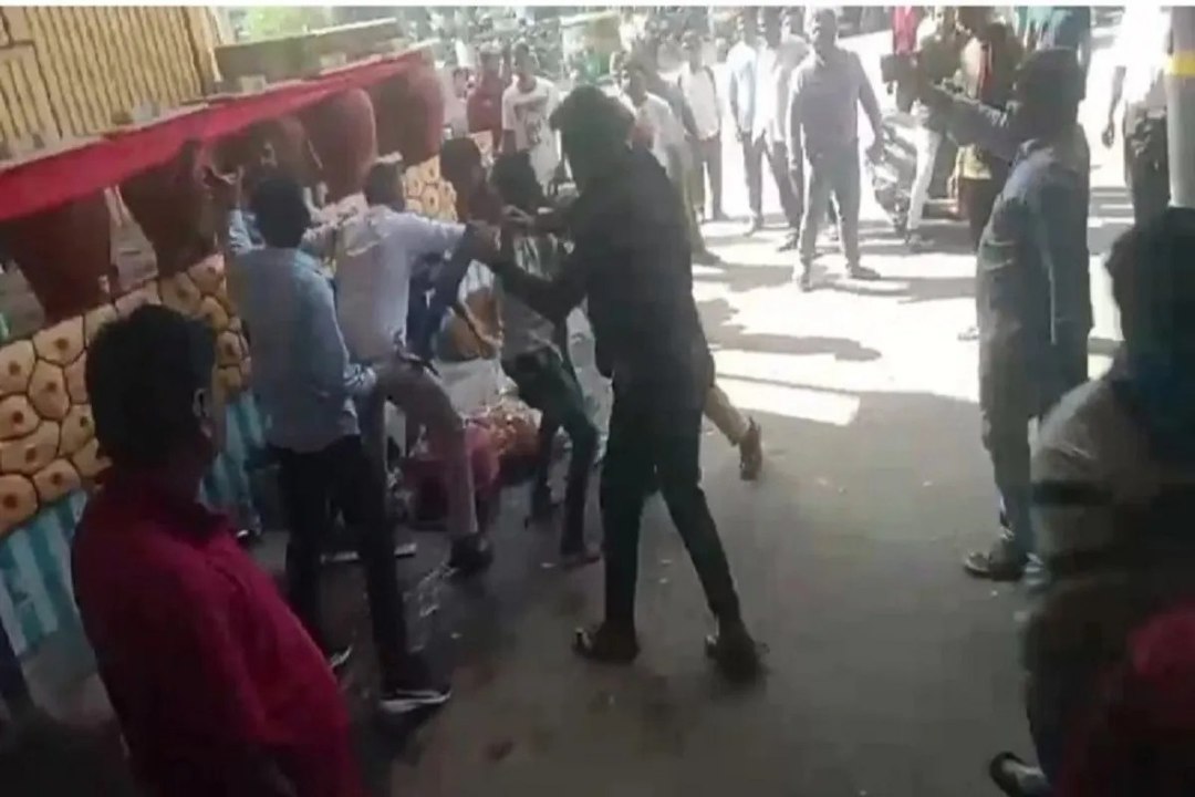 इस्कॉन ब्रिज के निकट अतिक्रमण हटाते समय घर्षण, एक मजदूर घायल