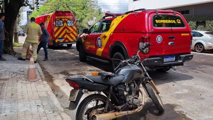 Motociclista fica ferido após colidir contra árvore em Cascavel