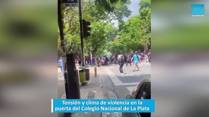 Tensión y clima de violencia en la puerta del Colegio Nacional de La Plata