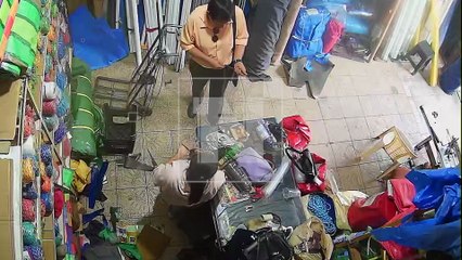 VIDEO: Fingió ser cliente de una tienda y terminó robando una cartera