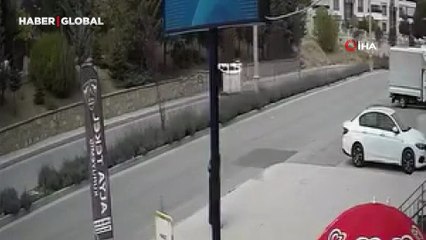 Elazığ’da araç yan yattı! Kaza kamerada