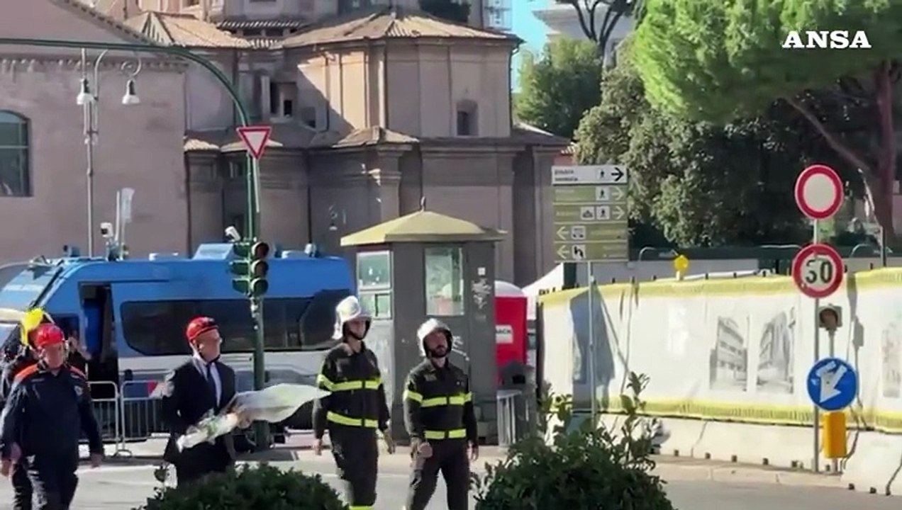 Roma, Gualtieri depone un mazzo di fiori ai piedi della Torre dei Conti