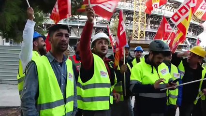 Protesta sindical ante el Camp Nou por el despido de trabajadores extranjeros en situación irregular