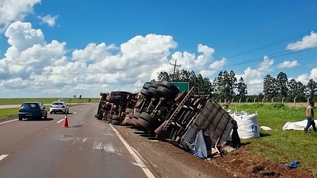 Caminhão carregado com esterco tomba na BR-163 em Santa Tereza do Oeste