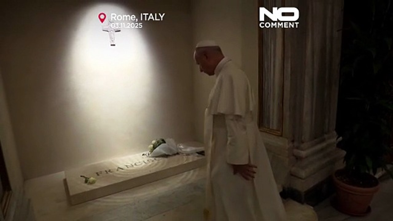 El papa León XIV reza ante la tumba del papa Francisco en Roma