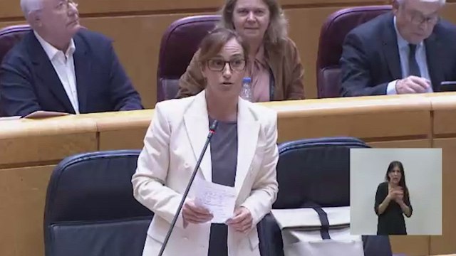 El momento en el que Javier Arenas 'vapea' mientras interviene la ministra de Sanidad