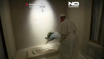 Papa Leone XIV prega sulla tomba di Papa Francesco a Roma
