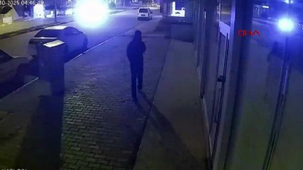 Apartmanın girişindeki motosikletin çalınma anları kamerada