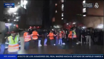 El REBIMIENTO de la AFICIÓN del LIVERPOOL al MADRID