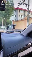 Il aide un chat à sauter du toit et c'est trop mignon