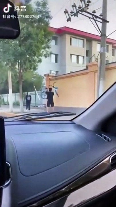 Il aide un chat à sauter du toit et c'est trop mignon