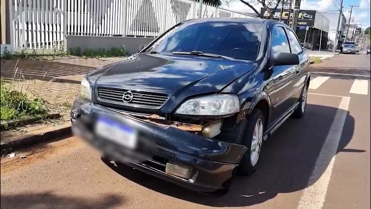 Colisão entre dois veículos é registrada na rotatória da Avenida Rocha Pombo