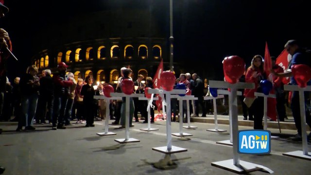 Crollo ai Fori Imperiali, fiaccolata silenziosa per ricordare l'operaio morto