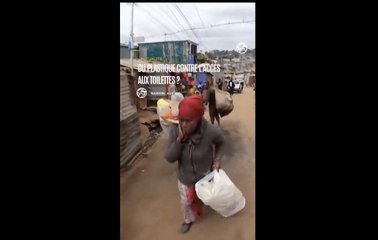 Au Kenya, à Nairobi des femmes récoltent du plastique contre un accès à des sanitaires