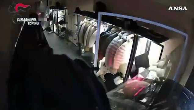 Torino, spaccata e furto in un negozio: quattro arresti