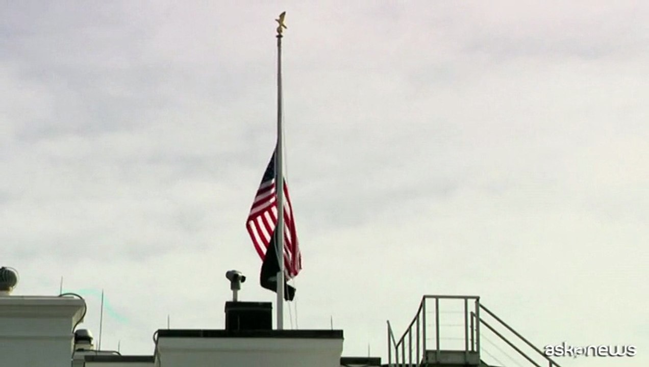 Bandiere a mezz'asta alla Casa Bianca per la morte di Dick Cheney