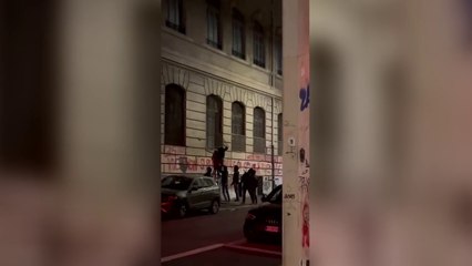 Roma, nuovo blitz al liceo Righi: giovani incappucciati rompono le finestre e tentano di introdursi nella scuola. Il video