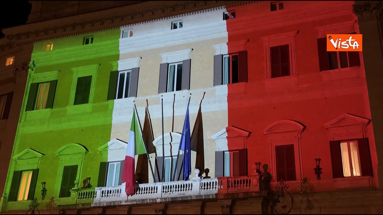 4 Novembre, Montecitorio illuminato con il tricolore per la Festa delle Forze Armate