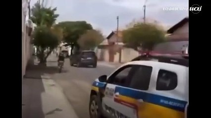 Vítima se agarra em carro em movimento para tentar evitar roubo do veiculo em Montes Claros