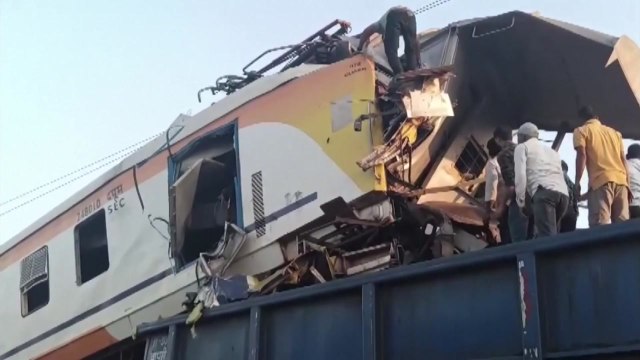 인도 중부 비라스푸르 인근서 열차 추돌...최소 7명 사망 / YTN