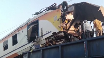 인도 중부 비라스푸르 인근서 열차 추돌...최소 7명 사망 / YTN