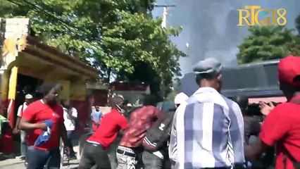 Manifestasyon sendika anplwaye CNE pou mande leta peye yo 15 mwa