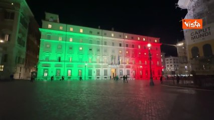 4 Novembre, Palazzo Chigi illuminato con il tricolore per la Festa delle Forze Armate