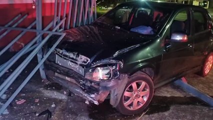 Mulher é detida por embriaguez ao bater Celta na entrada de comércio na Av. Expresso Norte
