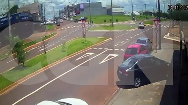 Câmera mostra colisão entre Astra e Strada na Avenida Rocha Pombo