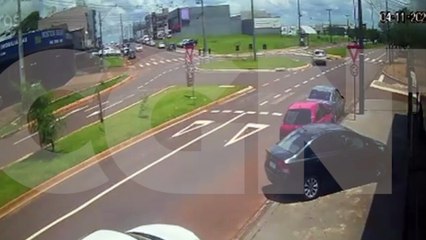 Câmera mostra colisão entre Astra e Strada na Avenida Rocha Pombo