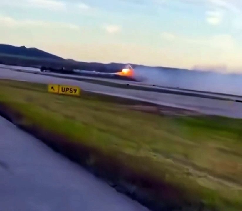 Etats-Unis : Les images dramatiques  du crash d'un avion, cette nuit, qui relayait Louisville à Hawaï fait au moins 7 morts et plusieurs blessés en s'écrasant sur une zone commerciale