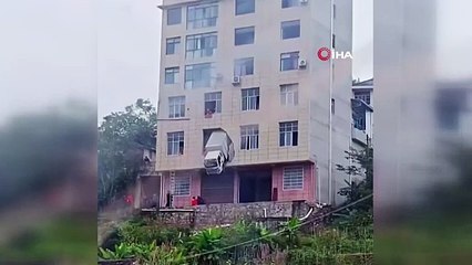 Çin\'de İlginç kaza! Binaya çarpan kamyon ikinci katta asılı kaldı