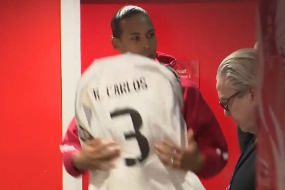 El Chiringuito: la intrahistoria del túnel de vestuarios en Anfield… con contrabando de camisetas